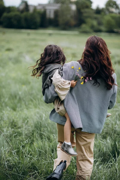 Retrato Madre Hipster Con Hija Brazos Campo Familia Está Divirtiendo — Foto de Stock