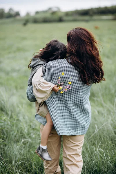 Retrato Madre Hipster Con Hija Brazos Campo Familia Está Divirtiendo — Foto de Stock