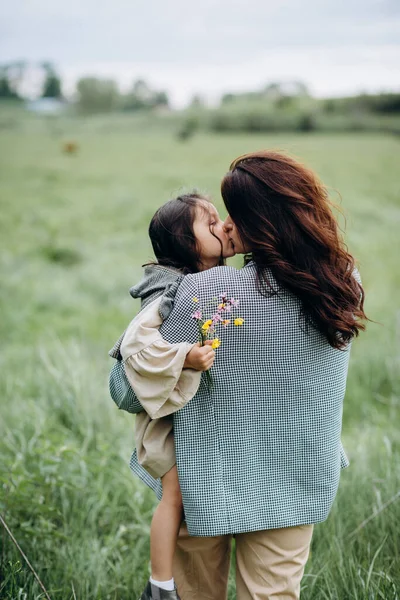 Portrait Hipster Mother Daughter Her Arms Field Family Having Fun — Stock Photo, Image