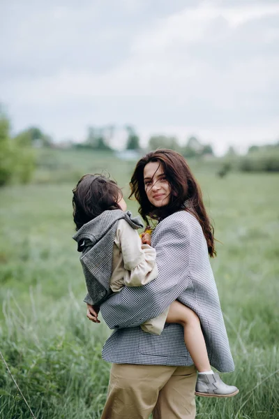 Retrato Madre Hipster Con Hija Brazos Campo Familia Está Divirtiendo —  Fotos de Stock