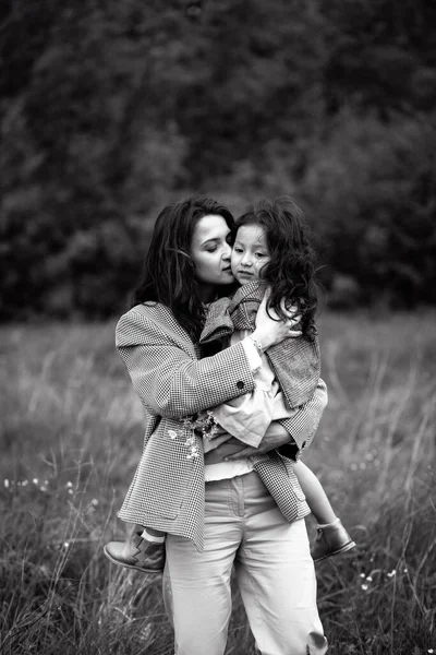 Retrato Mãe Hipster Com Filha Seus Braços Campo Família Está — Fotografia de Stock