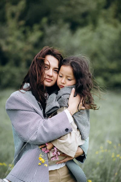 Kucağında Kızı Olan Hippi Bir Annenin Portresi Aile Birlikte Eğleniyor — Stok fotoğraf