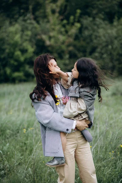 Portrait Mère Hipster Avec Fille Dans Les Bras Sur Terrain — Photo