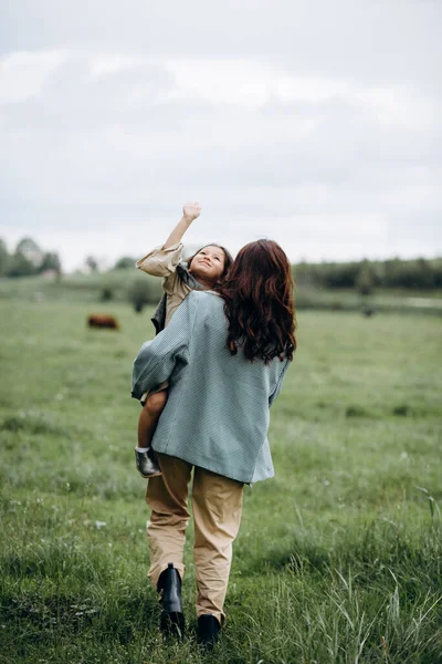 Retrato Madre Hipster Con Hija Brazos Campo Familia Está Divirtiendo — Foto de Stock