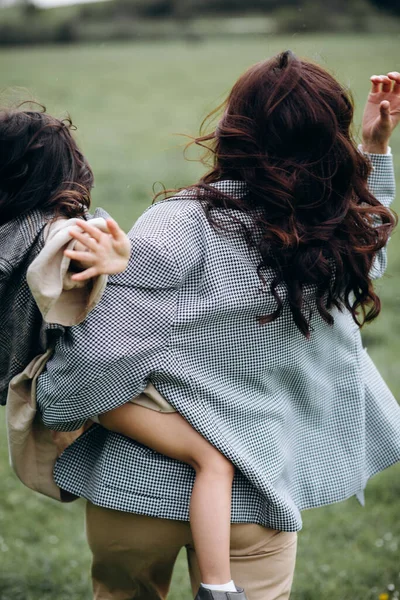 Retrato Madre Hipster Con Hija Brazos Campo Familia Está Divirtiendo — Foto de Stock