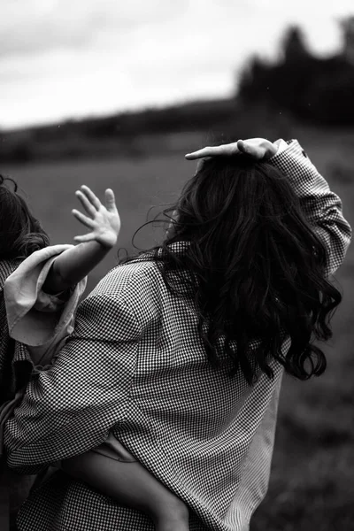 Retrato Madre Hipster Con Hija Brazos Campo Familia Está Divirtiendo —  Fotos de Stock