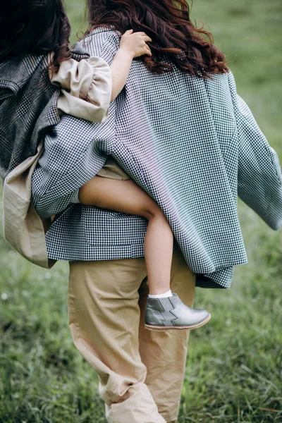 Retrato Madre Hipster Con Hija Brazos Campo Familia Está Divirtiendo — Foto de Stock