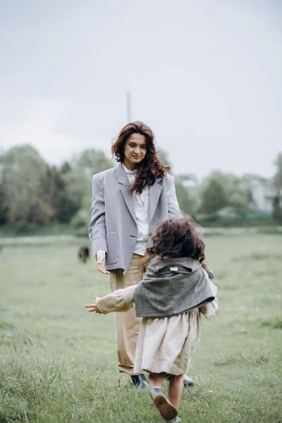 Retrato Madre Hipster Con Hija Brazos Campo Familia Está Divirtiendo — Foto de Stock