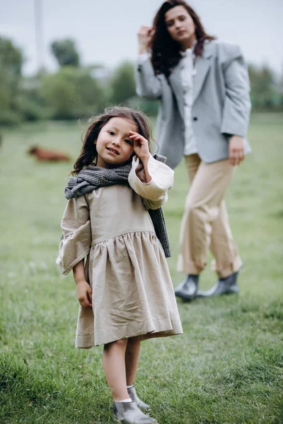 Arazide yürürken hippi bir kızın portresi.