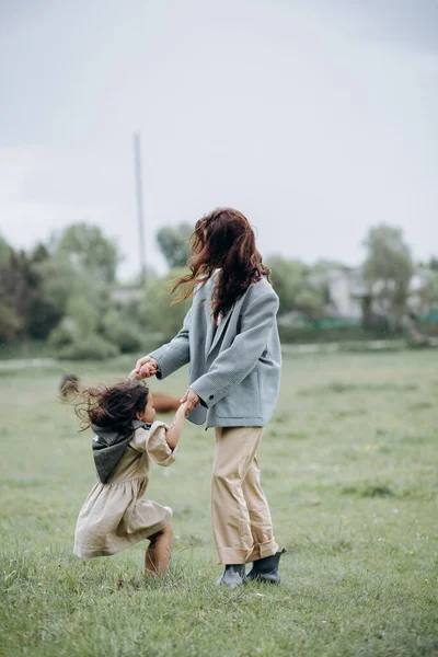 Madre Hija Pasan Tiempo Juntas Caminando Campo Sobre Hierba —  Fotos de Stock