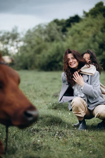 Мать Дочь Ходят Полю Коровами Семья Веселится Вместе — стоковое фото