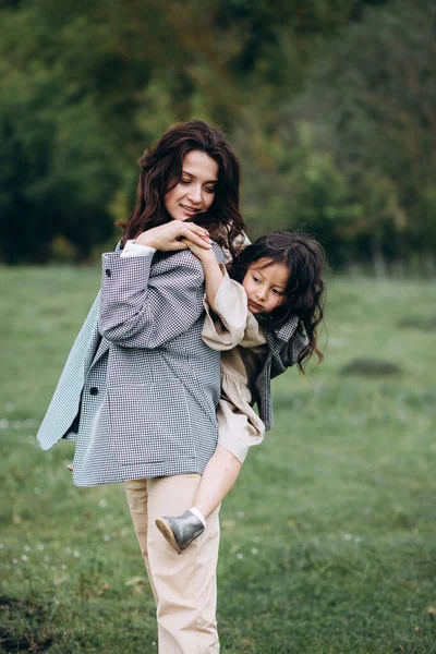 Kucağında Kızı Olan Hippi Bir Annenin Portresi Aile Birlikte Eğleniyor — Stok fotoğraf