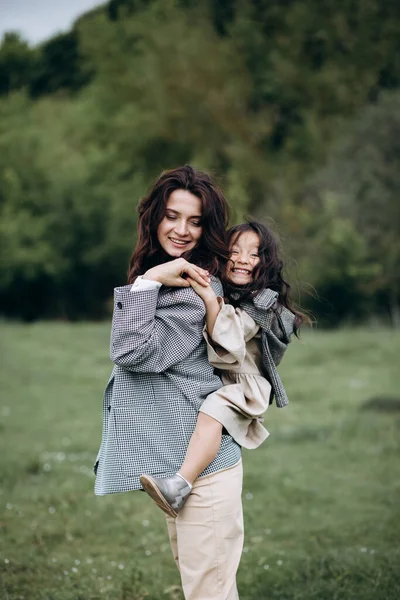 Hipszter Anya Portréja Lányával Karjaiban Terepen Család Jól Érzi Magát — Stock Fotó