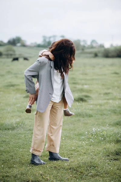 Ritratto Madre Hipster Con Figlia Tra Braccia Sul Campo Famiglia — Foto Stock