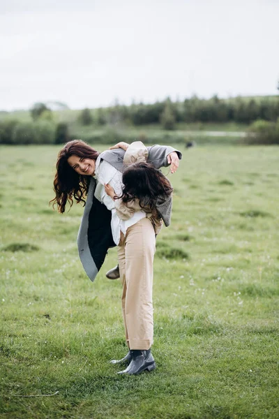 Retrato Madre Hipster Con Hija Brazos Campo Familia Está Divirtiendo — Foto de Stock