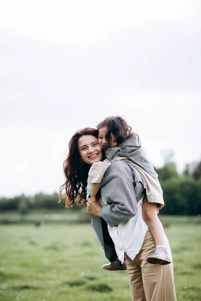 Elegante Mãe Filha Divertir Livre Campo Com Grama Verde Junto — Fotografia de Stock