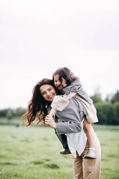 Elegante Mãe Filha Divertir Livre Campo Com Grama Verde Junto — Fotografia de Stock