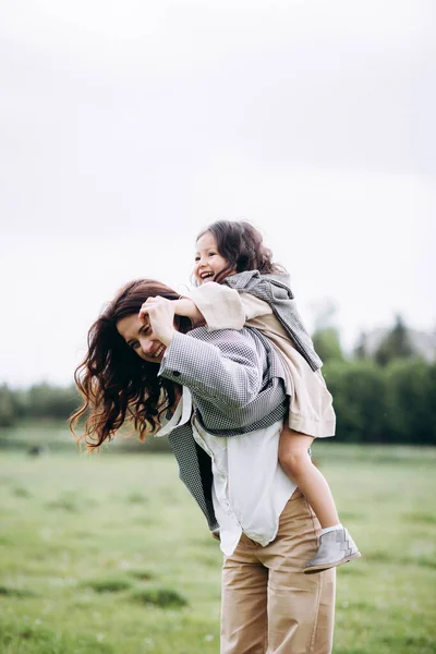 Elegante Madre Hija Divierten Aire Libre Campo Con Hierba Verde — Foto de Stock