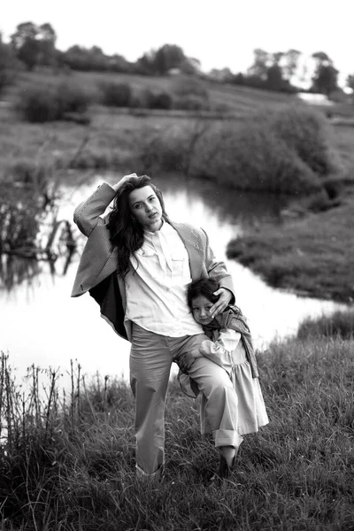 Elegante Madre Hija Divierten Aire Libre Campo Con Hierba Verde — Foto de Stock