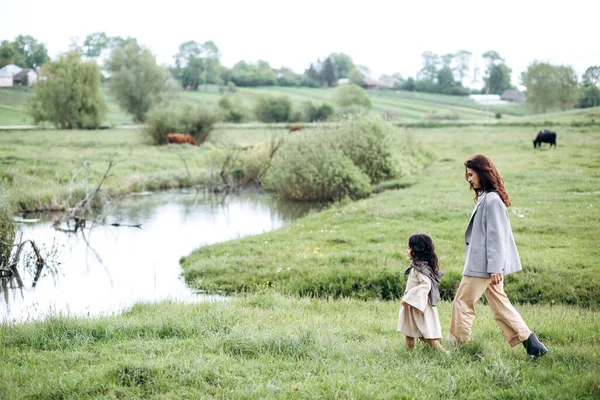 Elegante Madre Hija Divierten Aire Libre Campo Con Hierba Verde — Foto de Stock