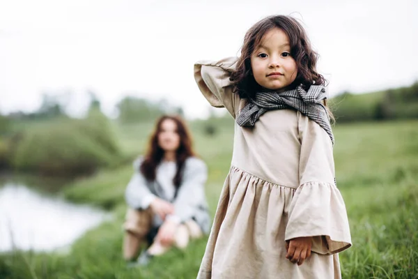 Elegante Madre Hija Divierten Aire Libre Campo Con Hierba Verde — Foto de Stock