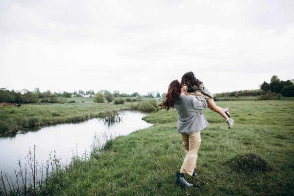 Stilvolle Mutter Und Tochter Haben Spaß Freien Auf Einem Feld — Stockfoto