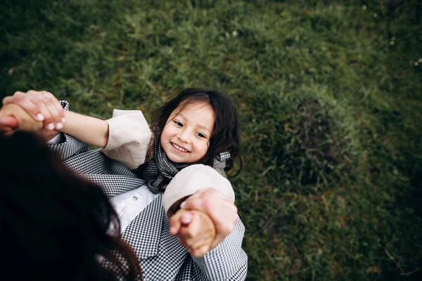 Elegante Madre Hija Divierten Aire Libre Campo Con Hierba Verde — Foto de Stock