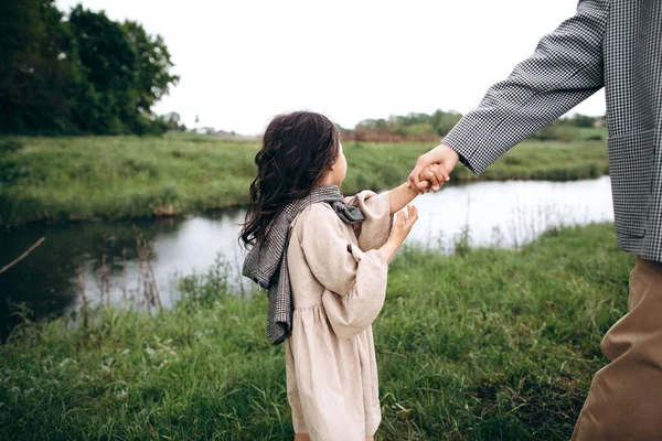 Elegante Madre Hija Divierten Aire Libre Campo Con Hierba Verde — Foto de Stock