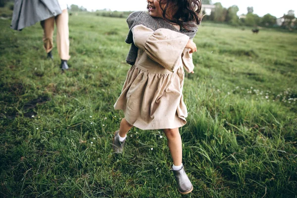 Elegante Madre Hija Divierten Aire Libre Campo Con Hierba Verde —  Fotos de Stock