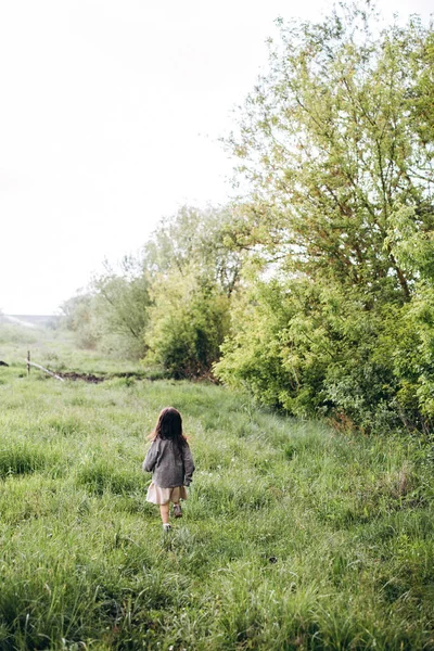 Snygg Mor Och Dotter Kul Utomhus Ett Fält Med Grönt — Stockfoto