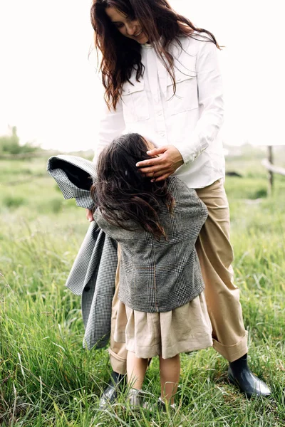 Stilvolle Mutter Und Tochter Haben Spaß Freien Auf Einem Feld — Stockfoto