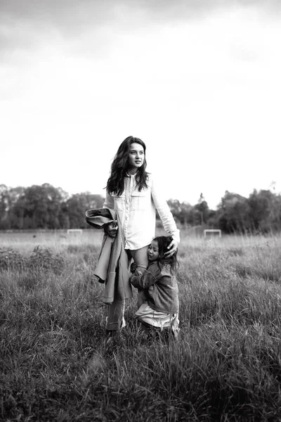 Elegante Madre Hija Divierten Aire Libre Campo Con Hierba Verde — Foto de Stock