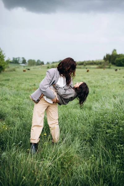 Elegante Madre Hija Divierten Aire Libre Campo Con Hierba Verde — Foto de Stock