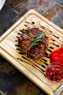 Izgara sebze ve soslu domuz boyunlu biftek.