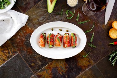 Jambonlu aperatif. Jambona sarılı avokado ve peynirli ekmek.