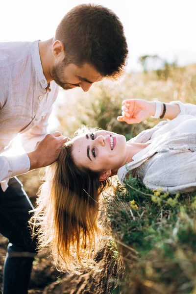 Porträtt Ett Vackert Par Som Ligger Gräset Rör Försiktigt Ansiktet — Stockfoto