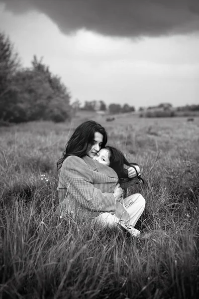 放浪欲 緑の草の上に娘を持つ女性 母の日のコンセプトの友人 — ストック写真