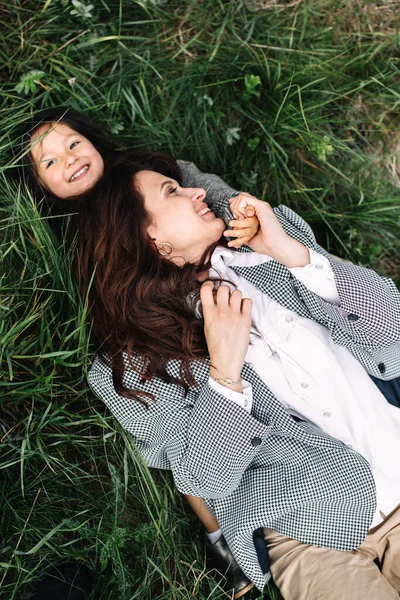 Vacaciones Ansia Viajar Viajar Mujer Con Hija Sobre Hierba Verde — Foto de Stock