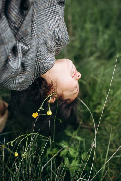 Menina Com Sua Mãe Grama Ter Tempo Engraçado Verão — Fotografia de Stock