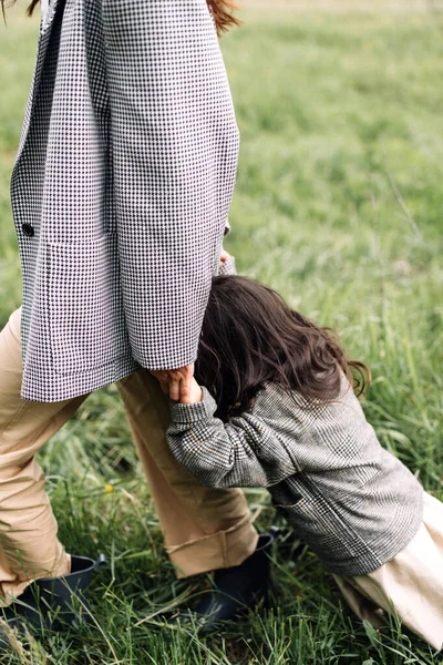 Mãe Filha Divertindo Juntas Livre Campo Verde Sorrindo Mãe Mãos — Fotografia de Stock