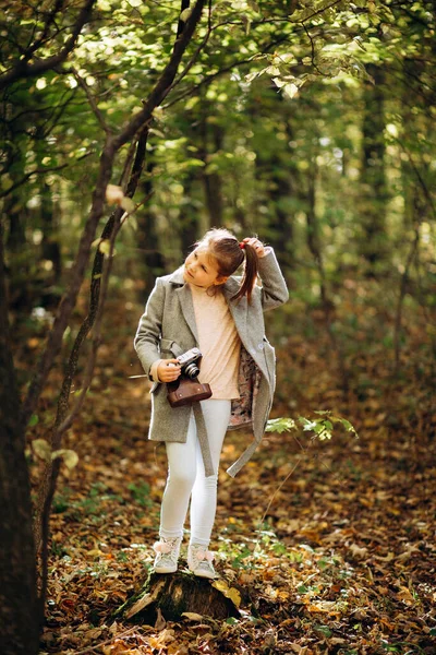 Menina Bonita Com Uma Câmera Caminha Floresta Com Folhas Outono — Fotografia de Stock