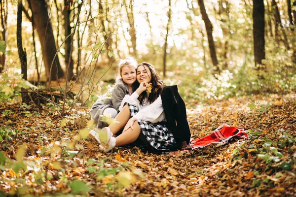 Jesienny Weekend Leśnym Nastroju Siostry Siedzą Żółtym Liściu Słonecznym Lesie — Zdjęcie stockowe
