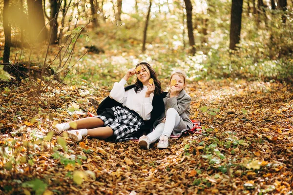 Jesienny Weekend Leśnym Nastroju Siostry Siedzą Żółtym Liściu Słonecznym Lesie — Zdjęcie stockowe
