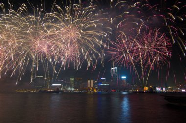 Hong Kong - 01 Februar, 2014: Fireworks şenlikte, Çin yeni yılı. Kowloon Hong Kong adasında ve Victoria Limanı