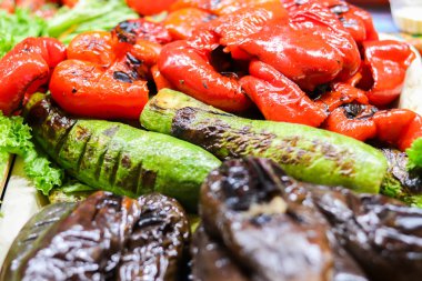 Izgara sebzeler barbekü biber, kabak ve patlıcan. Vejetaryen yiyecekler arka plan