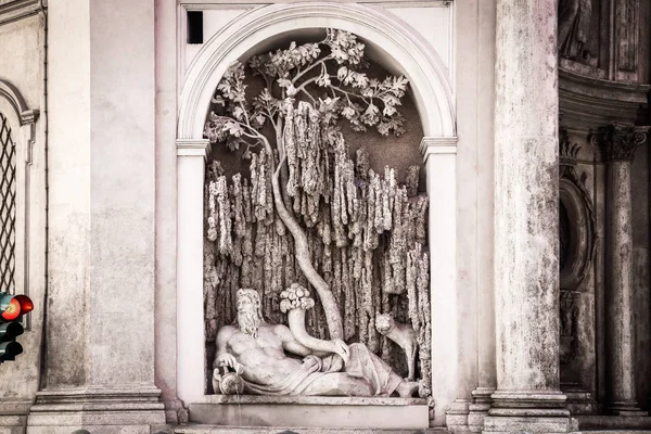 意大利 Quattro 亭广场 位于罗马十字路口的四喷泉之一 文艺复兴雕塑由多米尼克和彼得 Berrettini 等待绿色交通灯 — 图库照片