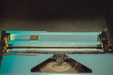 Vintage retro eski scrathed metal daktilo üst kısmı. Boşaltmak. Yakın çekim