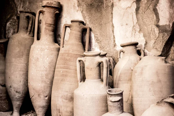 Antiguas jarras de cerámica, ollas y jarrones en la antigua ciudad Ercolano de la época romana arruinado por el volcán Vesubio en Italia Imágenes de stock libres de derechos