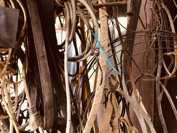 Viele alte verschiedene gebrauchte Elektrokabel und Drähte hängen im Hintergrund — Stockfoto