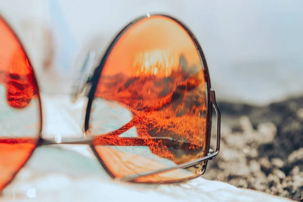 Unscharfes Defokussiertes Foto Einer Roten Stilvollen Frau Sonnenbrille Auf Einer — Stockfoto